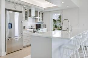 Arcadia-stunning Gulf Front Beauty! 4 Bedroom Home by RedAwning