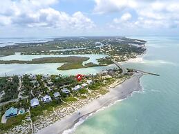 Arcadia-stunning Gulf Front Beauty! 4 Bedroom Home by RedAwning