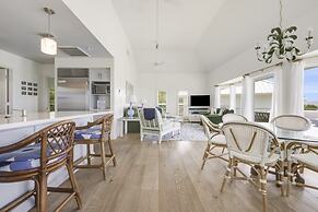 Arcadia-stunning Gulf Front Beauty! 4 Bedroom Home by RedAwning