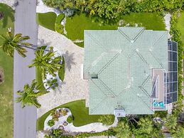 Bella Vita 5 Bedroom Home by RedAwning