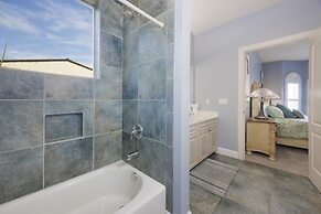 Bella Vita 5 Bedroom Home by RedAwning