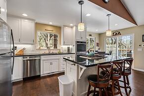Lake View Oasis - Pet-Friendly Home with 2 Decks by Yosemite Region Re