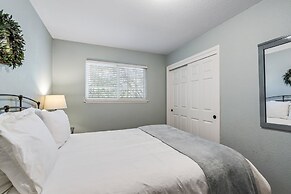 Lake View Oasis - Pet-Friendly Home with 2 Decks by Yosemite Region Re