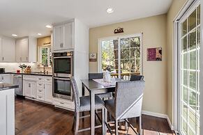 Lake View Oasis - Pet-Friendly Home with 2 Decks by Yosemite Region Re