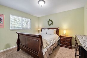 Lake View Oasis - Pet-Friendly Home with 2 Decks by Yosemite Region Re