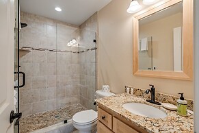 Lake View Oasis - Pet-Friendly Home with 2 Decks by Yosemite Region Re