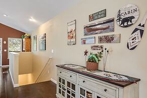 Lake View Oasis - Pet-Friendly Home with 2 Decks by Yosemite Region Re
