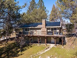 Lake View Oasis - Pet-Friendly Home with 2 Decks by Yosemite Region Re