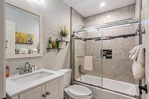 Lake View Oasis - Pet-Friendly Home with 2 Decks by Yosemite Region Re