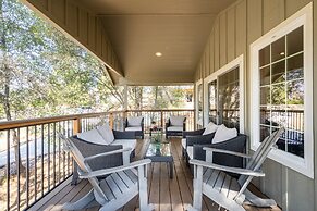Lake View Oasis - Pet-Friendly Home with 2 Decks by Yosemite Region Re