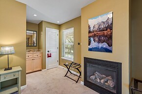 Lake View Oasis - Pet-Friendly Home with 2 Decks by Yosemite Region Re