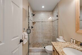 Lake View Oasis - Pet-Friendly Home with 2 Decks by Yosemite Region Re