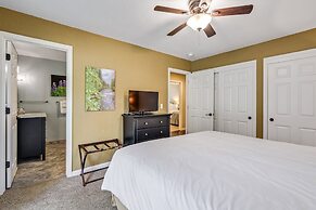 Lake View Oasis - Pet-Friendly Home with 2 Decks by Yosemite Region Re