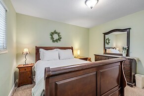 Lake View Oasis - Pet-Friendly Home with 2 Decks by Yosemite Region Re