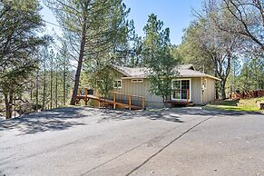 Lake View Oasis - Pet-Friendly Home with 2 Decks by Yosemite Region Re