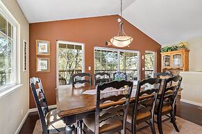 Lake View Oasis - Pet-Friendly Home with 2 Decks by Yosemite Region Re