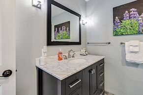 Lake View Oasis - Pet-Friendly Home with 2 Decks by Yosemite Region Re