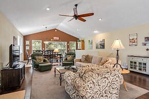 Lake View Oasis - Pet-Friendly Home with 2 Decks by Yosemite Region Re