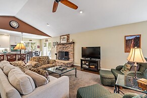 Lake View Oasis - Pet-Friendly Home with 2 Decks by Yosemite Region Re