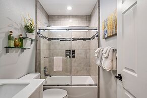 Lake View Oasis - Pet-Friendly Home with 2 Decks by Yosemite Region Re