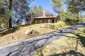 Lake View Oasis - Pet-Friendly Home with 2 Decks by Yosemite Region Re