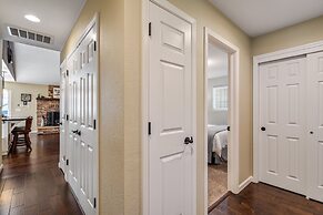 Lake View Oasis - Pet-Friendly Home with 2 Decks by Yosemite Region Re