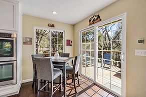 Lake View Oasis - Pet-Friendly Home with 2 Decks by Yosemite Region Re