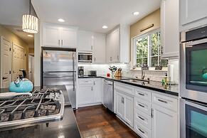 Lake View Oasis - Pet-Friendly Home with 2 Decks by Yosemite Region Re