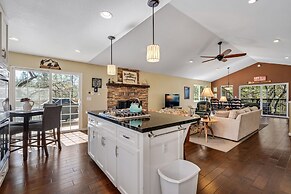 Lake View Oasis - Pet-Friendly Home with 2 Decks by Yosemite Region Re