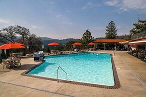 Lake View Oasis - Pet-Friendly Home with 2 Decks by Yosemite Region Re