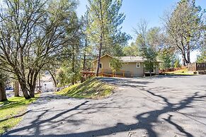 Lake View Oasis - Pet-Friendly Home with 2 Decks by Yosemite Region Re