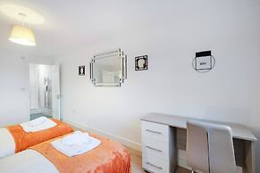 Pinewood 1 &2 Bedroom Apt. by Arista Living