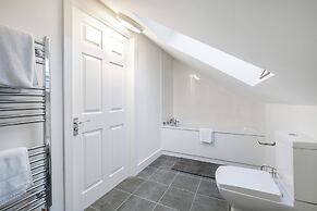 Pinewood 1 &2 Bedroom Apt. by Arista Living