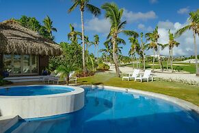 Unique Haven Free Access to Eden Roc Beach Club