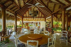 Unique Haven Free Access to Eden Roc Beach Club