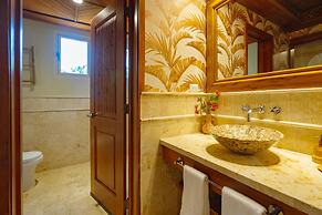 Unique Haven Free Access to Eden Roc Beach Club