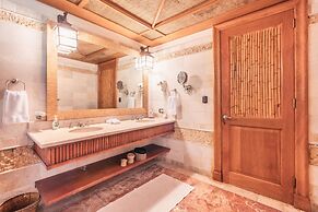 Unique Haven Free Access to Eden Roc Beach Club