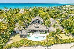 Unique Haven Free Access to Eden Roc Beach Club