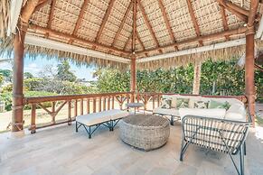 Unique Haven Free Access to Eden Roc Beach Club