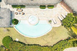 Unique Haven Free Access to Eden Roc Beach Club