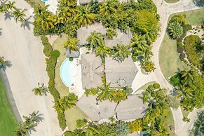 Unique Haven Free Access to Eden Roc Beach Club