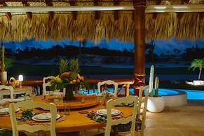 Unique Haven Free Access to Eden Roc Beach Club