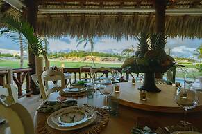 Unique Haven Free Access to Eden Roc Beach Club