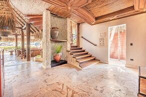 Unique Haven Free Access to Eden Roc Beach Club