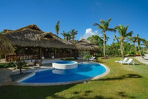 Unique Haven Free Access to Eden Roc Beach Club