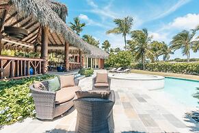 Unique Haven Free Access to Eden Roc Beach Club