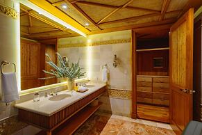 Unique Haven Free Access to Eden Roc Beach Club