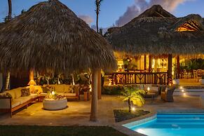 Unique Haven Free Access to Eden Roc Beach Club