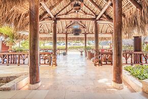 Unique Haven Free Access to Eden Roc Beach Club