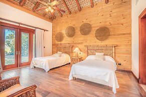 Unique Haven Free Access to Eden Roc Beach Club